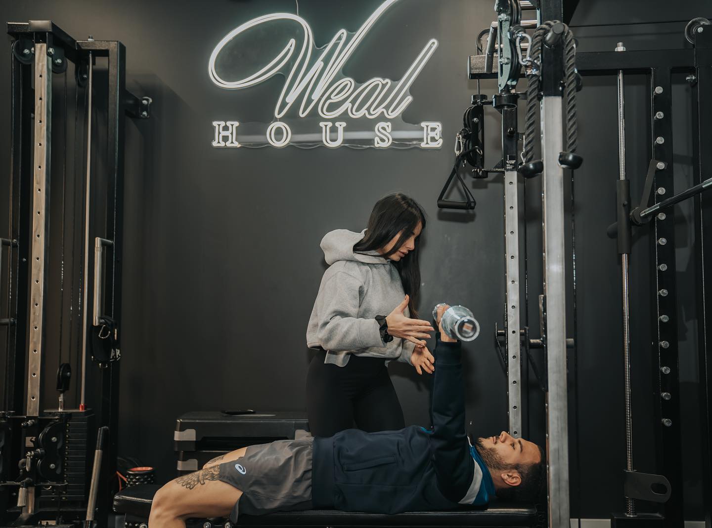 Giorgia Piras allena un cliente nella palestra Weal House, Roma